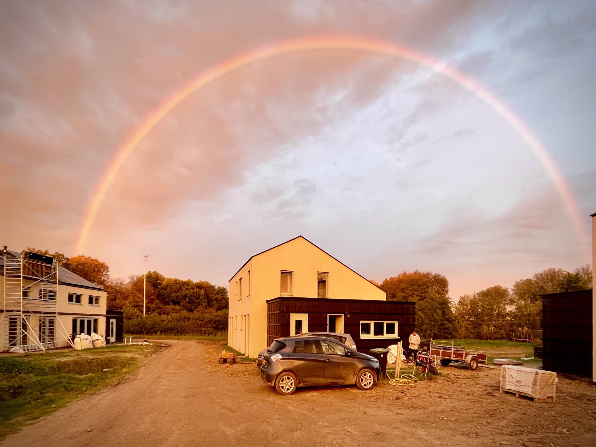 Huizen opgeleverd met regenboog

